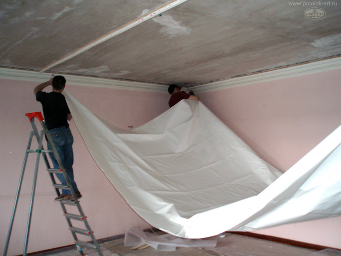 Монтаж натяжного потолка в спальной комнате (фото)