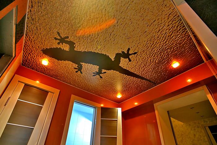 Художественный потолок с рисунком ящерица