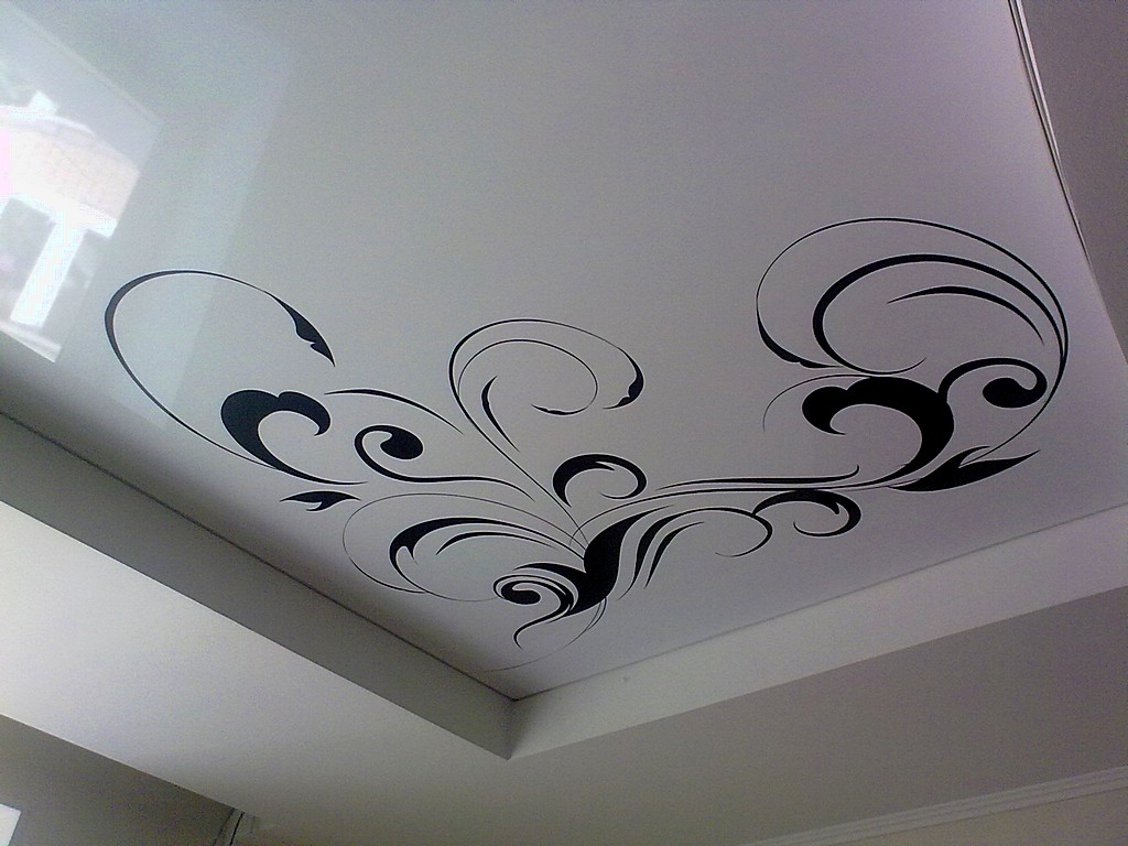 Многоуровневый натяжной потолок с рисунком