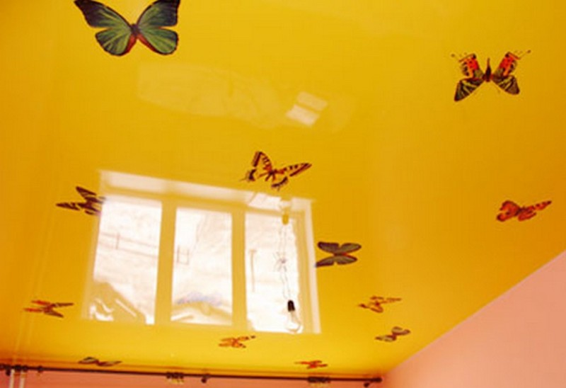 Художественный потолок с рисунком бабочка