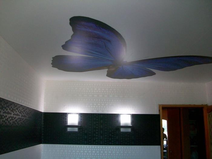 Глянцевый натяжной потолок с рисунком бабочка
