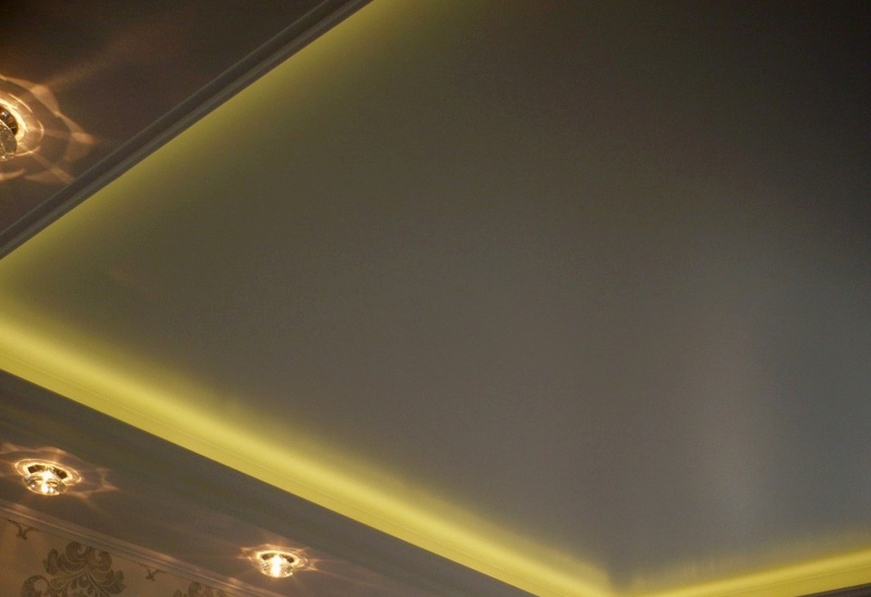 Сатиновый потолок с подсветкой