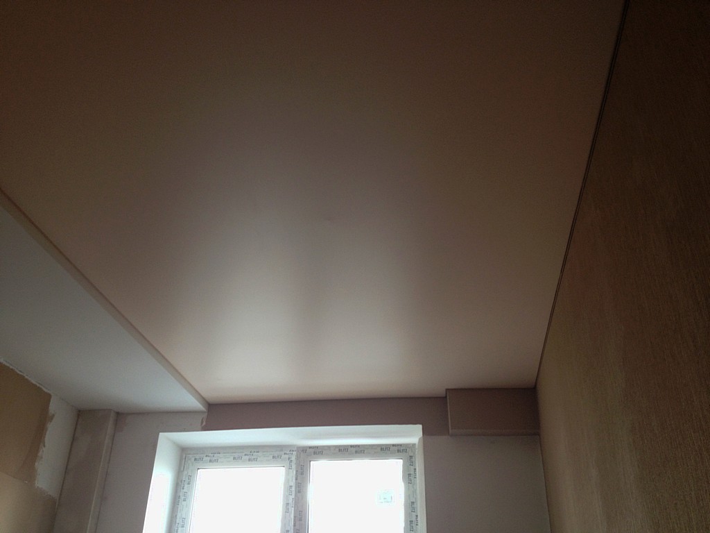 Сатиновый потолок в маленькой комнате