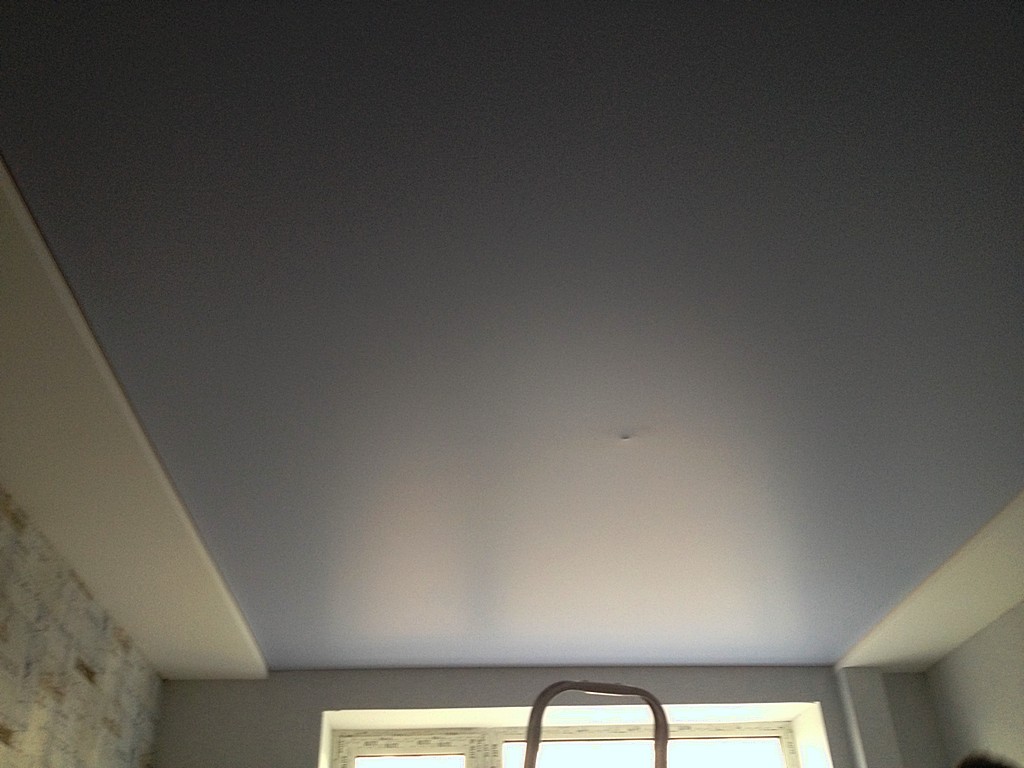 Серый сатиновый потолок в небольшой комнате